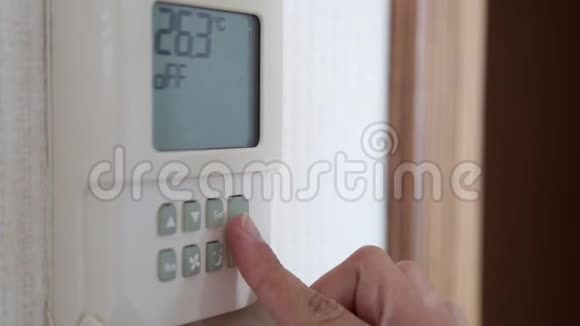 空调用于设定较低的温度和冷却房间视频的预览图