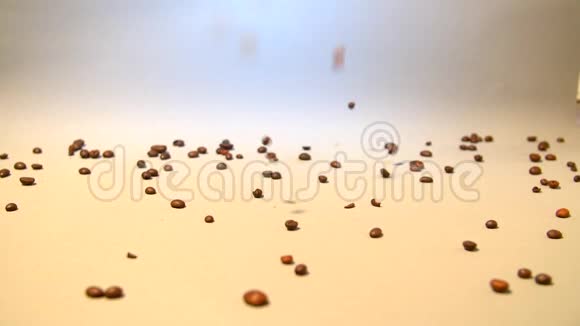咖啡粒在缓慢的运动中慢慢地落到桌子的表面视频的预览图