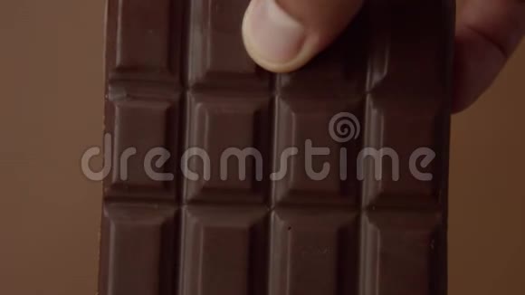 黑巧克力棒特写镜头浸泡在液体巧克力中视频的预览图