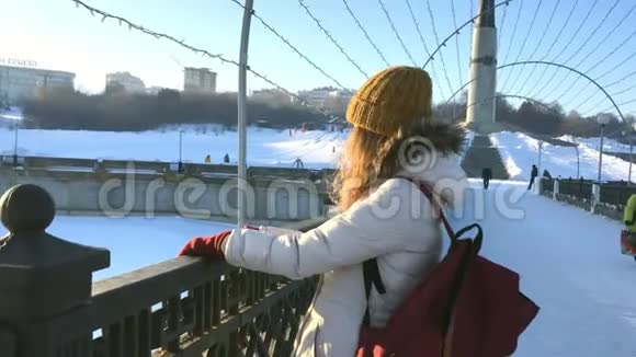 在美丽的冬天年轻的女性带着背包徒步旅行视频的预览图