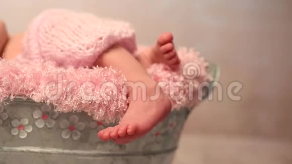 粉红色内裤的新生婴儿可爱的腿视频的预览图