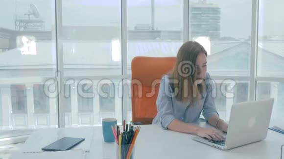 压力很大的女商人在笔记本电脑上打字视频的预览图