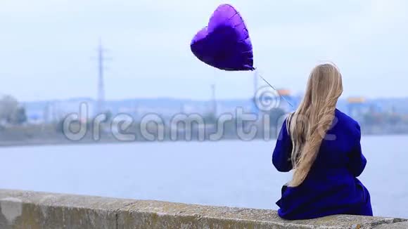 伤心的女孩抱着心气球视频的预览图