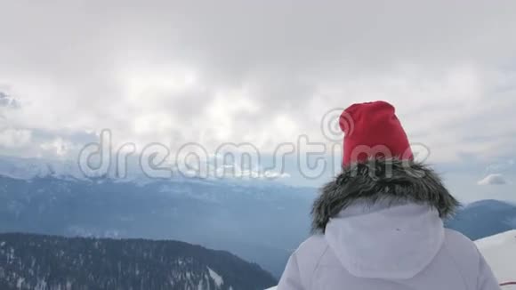 在滑雪场看美丽景色的山里的女人视频的预览图