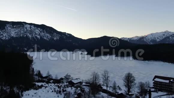 德国冻结的艾布西湖的空中镜头4k视频的预览图