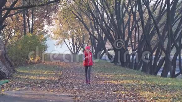早晨在浓雾中在城市公园慢跑一位年轻女子任何天气概念下的健康生活方式视频的预览图