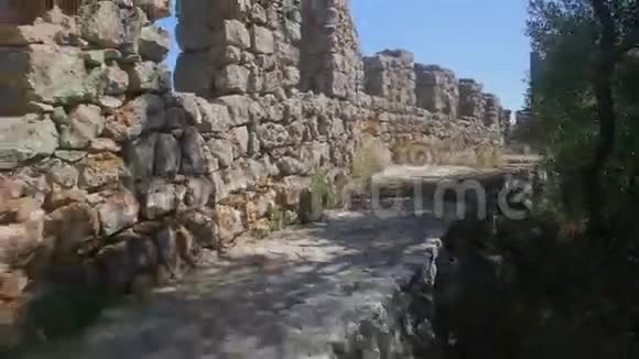 穿过葡萄牙城堡的城墙视频的预览图