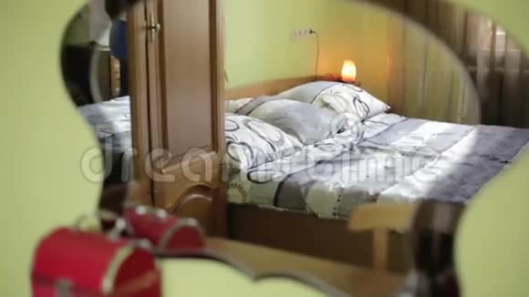 孕妇躺在绿色卧室的枕头上的床上视频的预览图