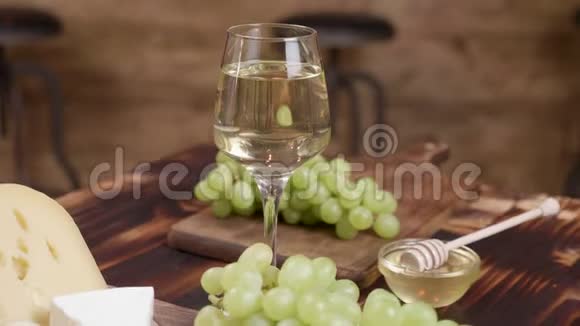 木制背景下的葡萄酒和开胃菜概念视频的预览图