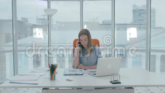 忙碌的多任务有吸引力的女商人在现代办公室工作时光流逝视频的预览图