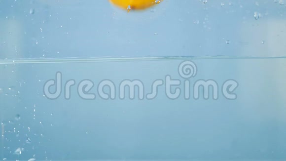三个新鲜的黄色柠檬溅落在水中视频的预览图