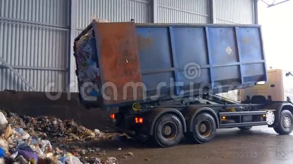 垃圾收集车排放的废物4K视频的预览图
