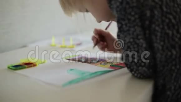 一个小女孩用铅笔画房子慢动作视频的预览图