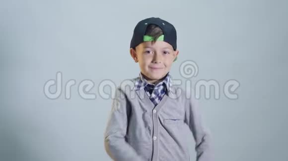 一个带着无牙微笑的男孩用手舞足蹈视频的预览图