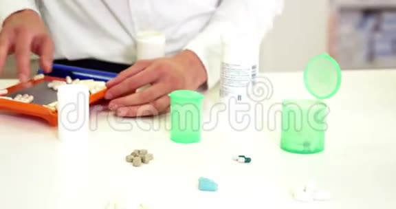 药剂师在托盘上调整药丸视频的预览图