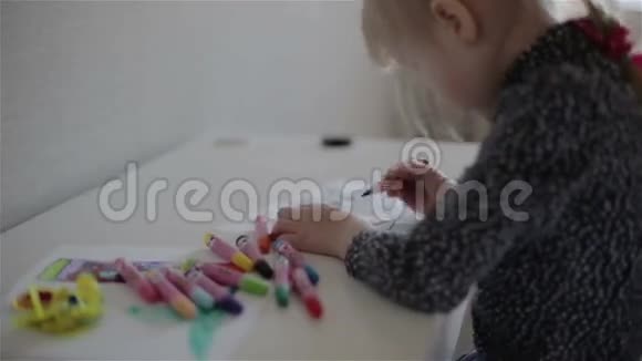 一个小女孩用毛毡尖笔画画慢动作视频的预览图