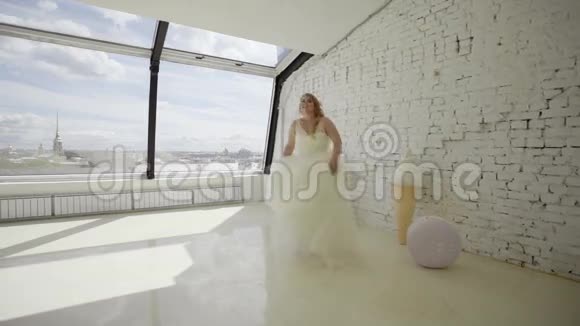 可爱的金发女郎穿着婚纱在摄影棚里为摄影师摆姿势围着圈转视频的预览图