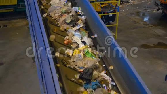 输送带载废物废物处理厂4K视频的预览图