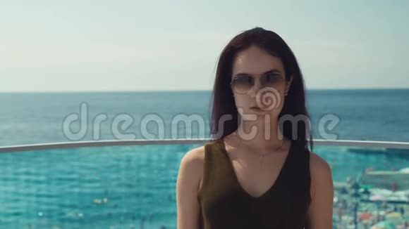 在镜头前对着大海摆姿势的女孩视频的预览图