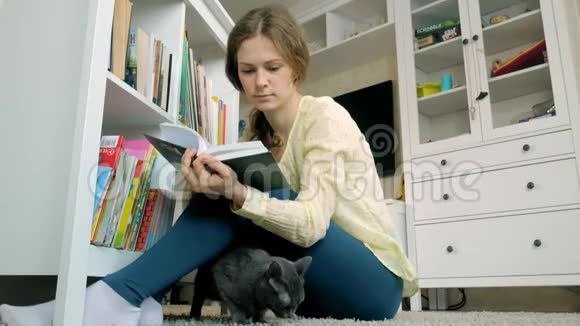 年轻女子在寻找一本书学生选择书架图书馆女性从图书馆的书架上拿书在那里视频的预览图