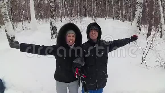 男孩和女孩掉进雪堆里与莫诺波德的赛尔夫视频的预览图