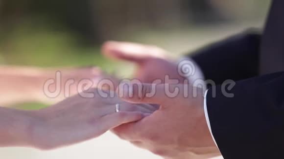 有结婚戒指的异性夫妇的手新郎和新娘一对相爱的情侣牵手视频的预览图