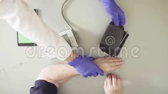 测量老年妇女血压的医生视频的预览图