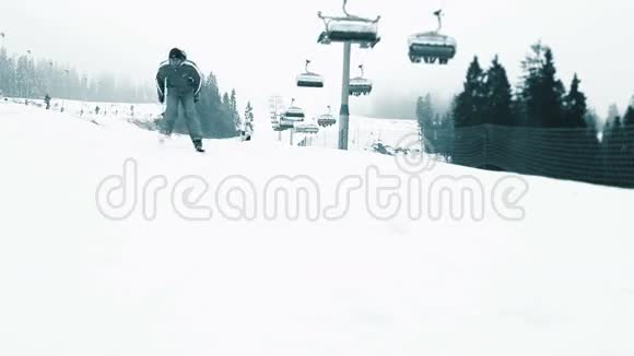 快速滑雪者走下坡双腿之间通过摄像机视频的预览图