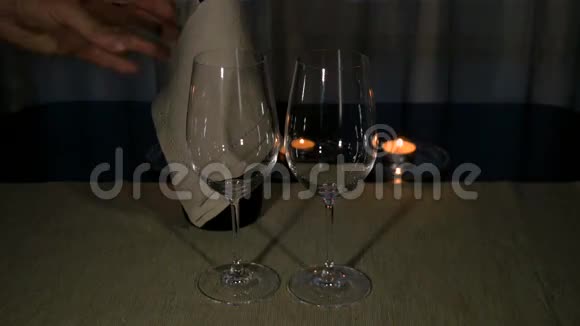 白酒倒入酒杯视频的预览图