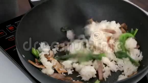 在厨房里做炒饭视频的预览图