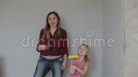 一个妈妈和一个小女儿用画笔唱歌跳舞视频的预览图