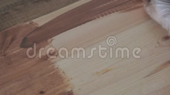 修理和装饰主人在木地板上涂上环保涂层天然油蜡深色视频的预览图