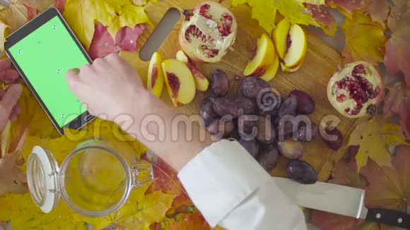 秋天的大自然厨师把李子放进罐子里视频的预览图