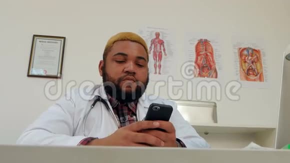 使用手机的非裔美国男性医生视频的预览图