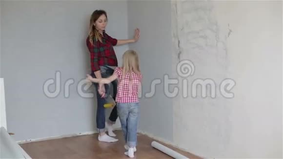 一位母亲向女儿展示如何用一把卷笔刷做壁纸视频的预览图