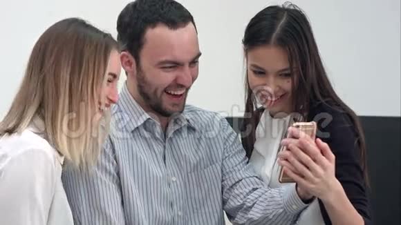 笑男同事和两名女同事在办公室自拍视频的预览图