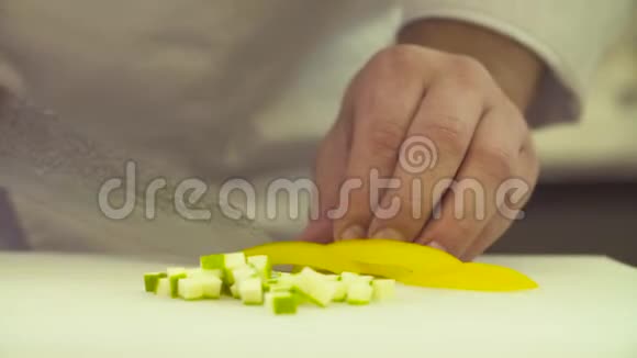 厨师手拿刀砍一个狗仔视频的预览图