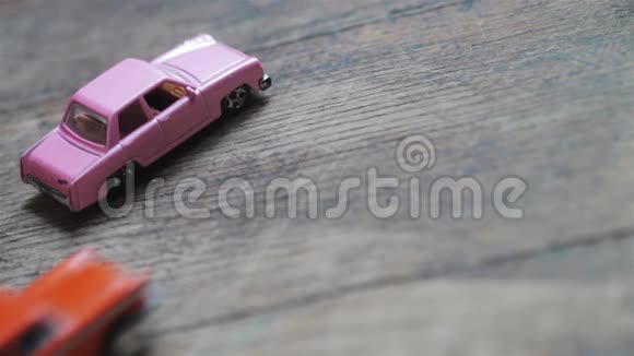 木制地板上的手动停车玩具金属车视频的预览图