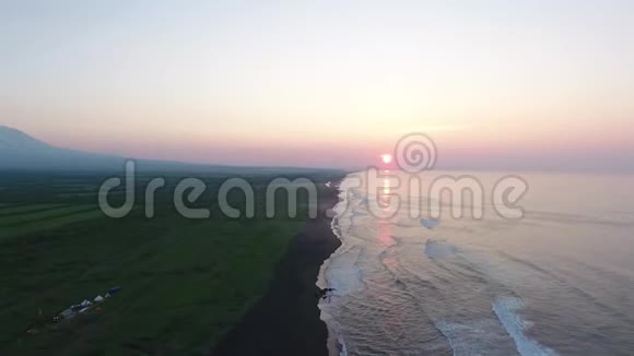 沙滩海浪的空中景色视频的预览图