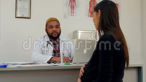 一位年轻微笑的美国黑人男性医生视频的预览图