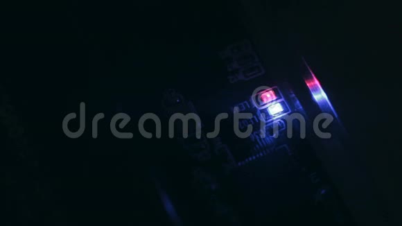 服务器RAID中的hdd上闪烁的led灯视频的预览图