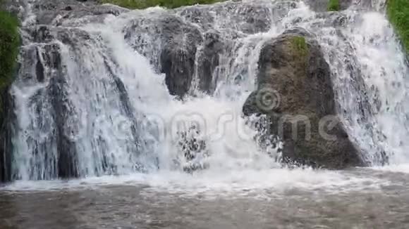 慢速瀑布特写镜头穿过大岩石视频的预览图