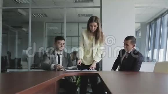 办公室两个商人签订了合同视频的预览图