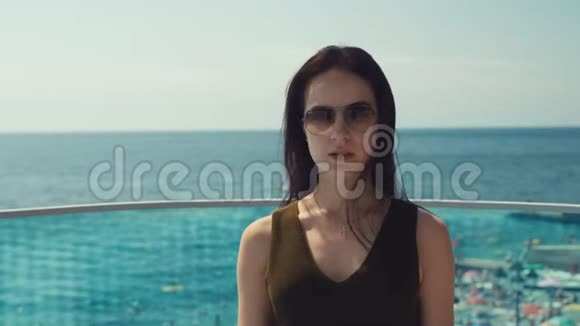 在镜头前对着大海摆姿势的女孩视频的预览图