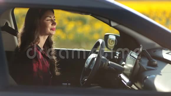 一个年轻漂亮的女人开着车去参加夏季公路旅行视频的预览图