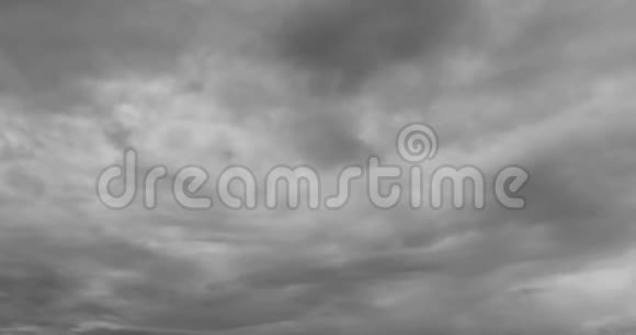 暴风雨的时间流逝速度很快乌云背景下真实的多云天气气候变化视频的预览图