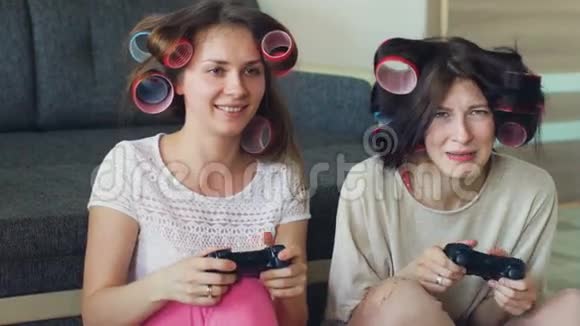 两个有趣的女人用游戏本玩游戏机在家玩得很开心视频的预览图