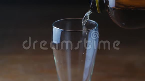 啤酒在白色背景下倒入玻璃中慢动作视频的预览图