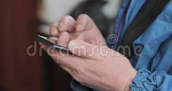 一个老人用智能手机的手视频的预览图