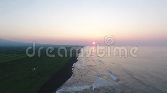 沙滩海浪的空中景色视频的预览图